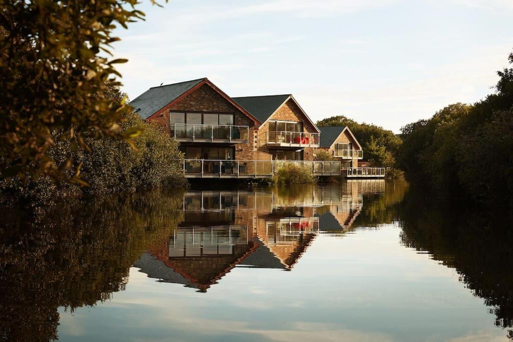 Kingfisher Hot Tub & Log Burner House On Premium Lakeside With Resort Facilities St Columb Major Екстер'єр фото