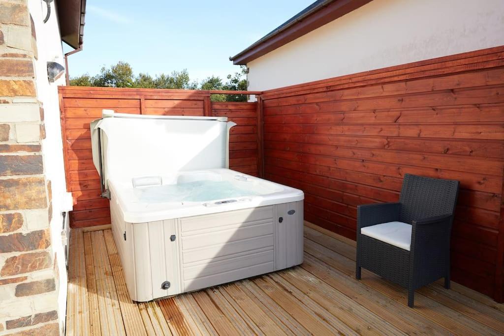 Kingfisher Hot Tub & Log Burner House On Premium Lakeside With Resort Facilities St Columb Major Екстер'єр фото