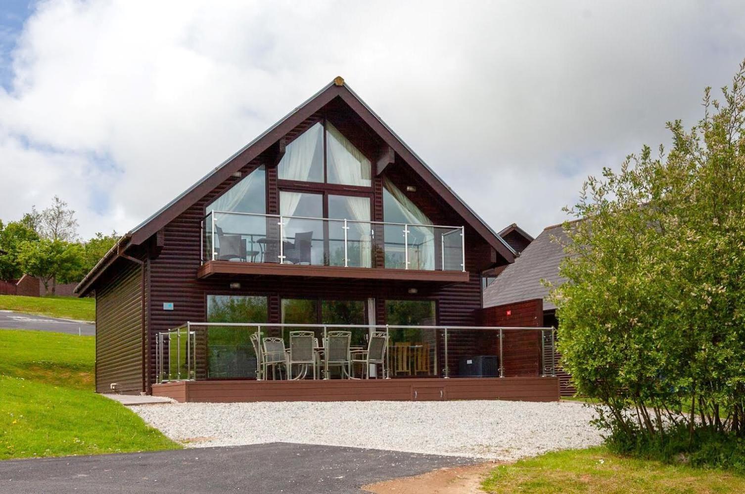 Kingfisher Hot Tub & Log Burner House On Premium Lakeside With Resort Facilities St Columb Major Екстер'єр фото